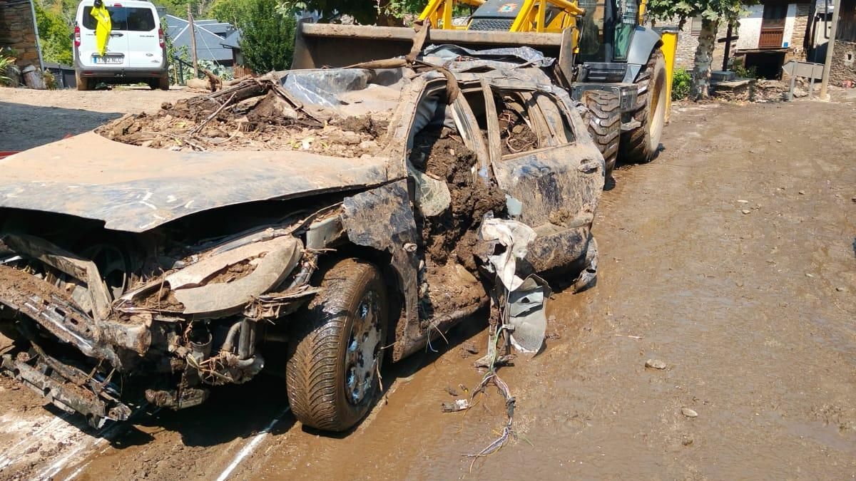 Carracedo de Compludo sigue incomunicado mientras avanzan las labores de limpieza en los pueblos afectados por la riada