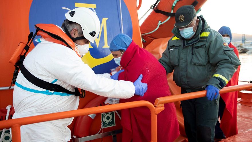 Rescatan a 46 migrantes de dos pateras con dos desaparecidos en la costa de Granada