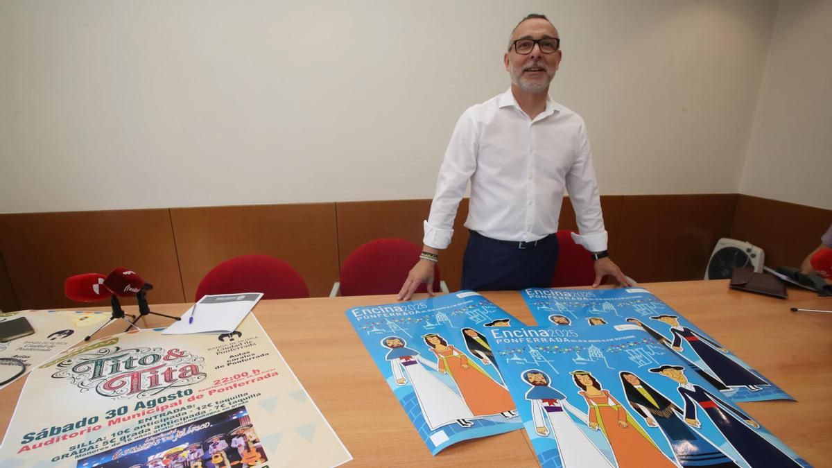 El concejal de Fiestas del Ayuntamiento de Ponferrada, Carlos Cortina, junto a carteles anunciadores de las Fiestas de la Encina.
