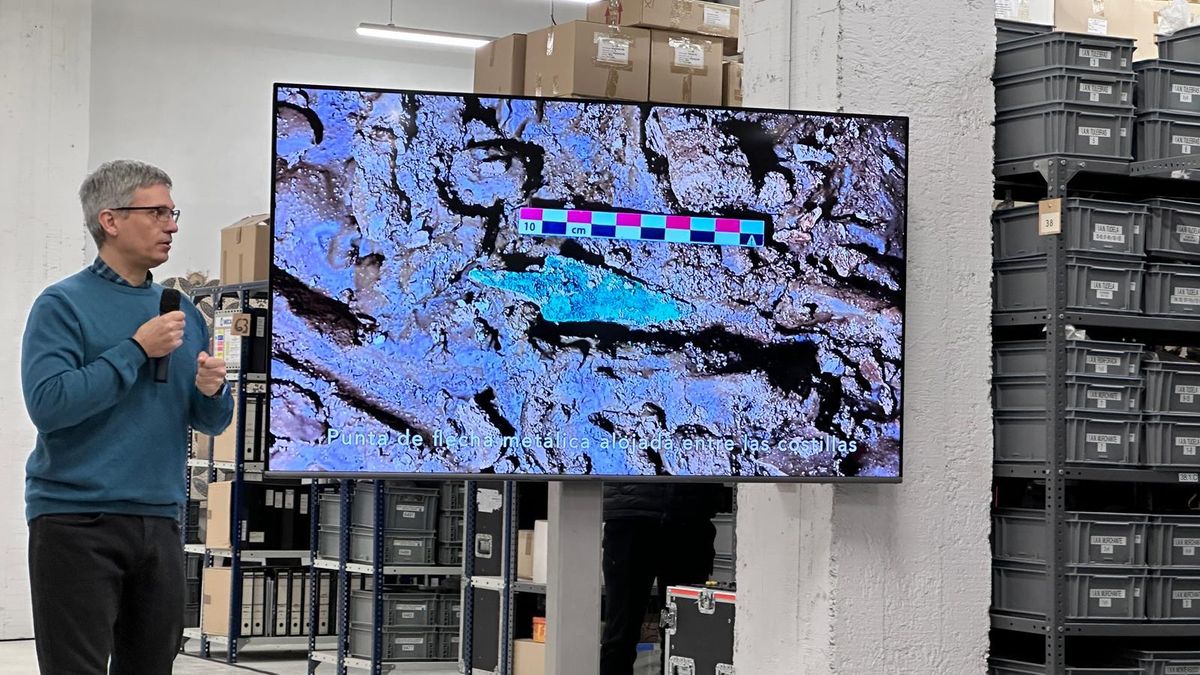 Asier Gómez Olivencia (Universidad del País Vasco/Euskal Herriko Unibertsitatea-EHU), exponiendo el hallazgo