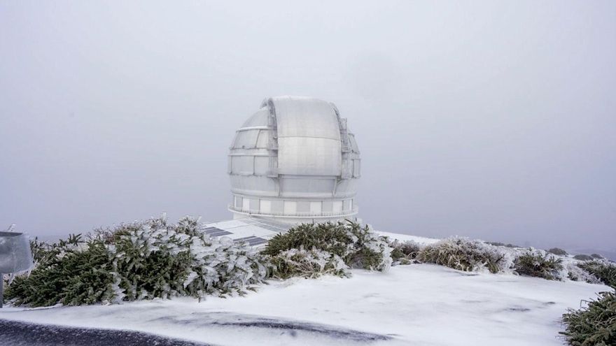Entorno  del Gran Telescopio Canarias, este jueves, cubierto por un gélido manto blanco.