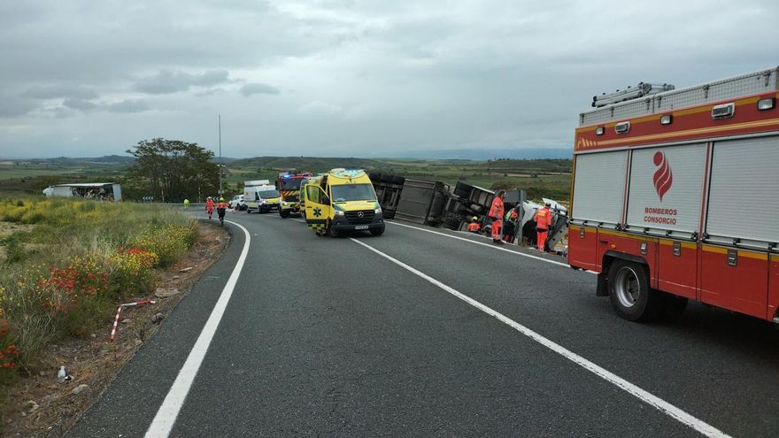 Accidente en la N-232 en Fonzaleche: un camión pierde su carga de vidrio, que impacta sobre otro camión