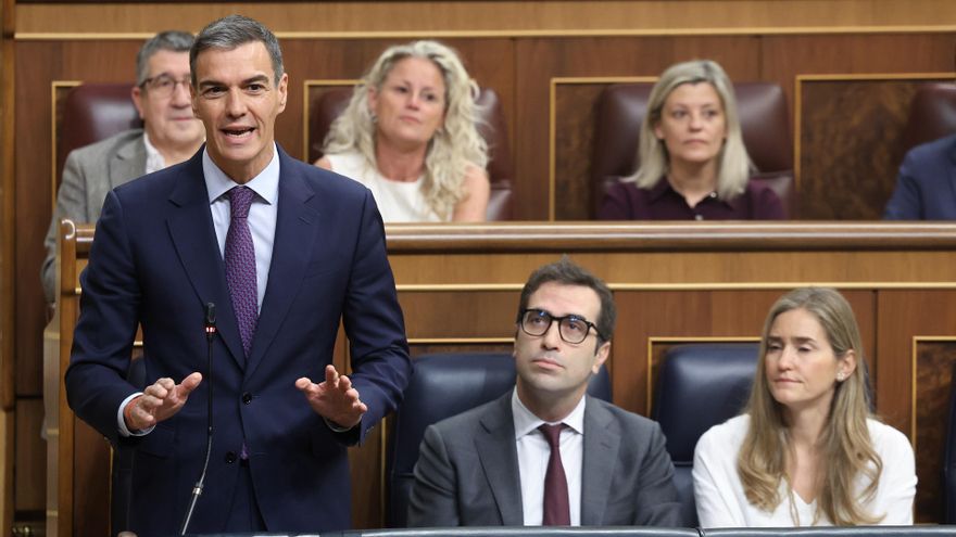 El presidente del Gobierno, Pedro Sánchez, el vicepresidente primero y ministro de Economía, Carlos Cuerpo y la vicepresidenta tercera y ministra para la Transición Energética, Sara Aagesen,  durante una sesión de control al Gobierno.