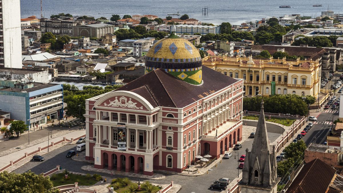 El pintoresco Teatro Amazonas, el monumento que se erigió durante a la fiebre del caucho y que la Unesco ha declarado Patrimonio Mundial