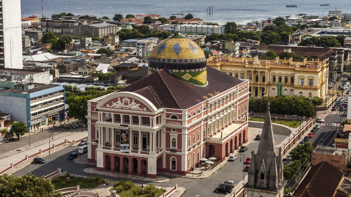 El pintoresco Teatro Amazonas, el monumento que se erigió durante a la fiebre del caucho y que la Unesco ha declarado Patrimonio Mundial