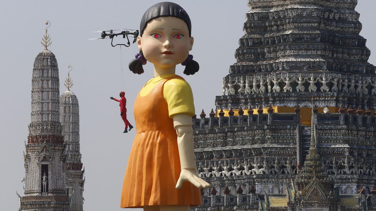 La muñeca más grande del mundo de 'Gokova', de la serie 'El Juego del Calamar', durante un acto promocional de la serie en Tailandia. EFE/ Narong Sangnak