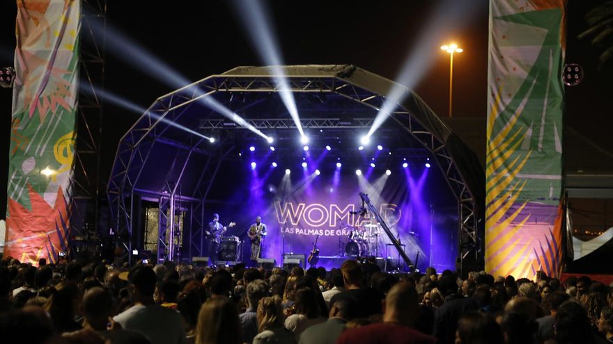 El cantante y guitarrista maliense Vieux Farka Touré, junto a su banda, durante el concierto que ofrece este sábado en la tercera jornada del festival de música, artes y danza Womad Las Palmas de Gran Canaria 2022. EFE/ Elvira Urquijo A.