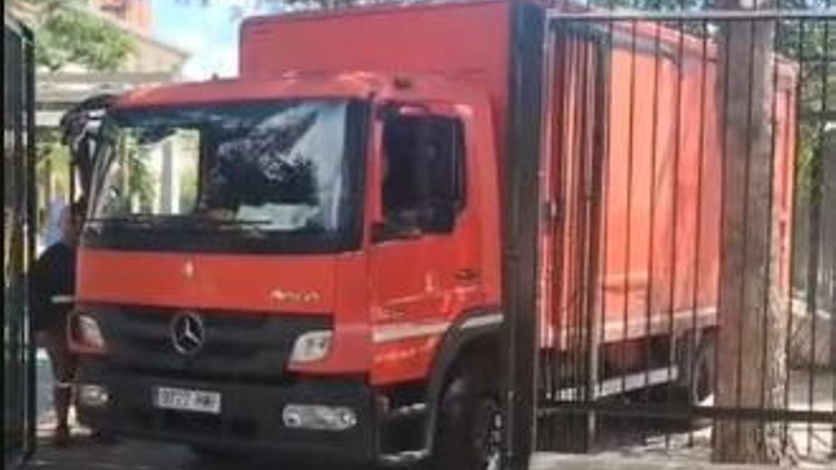 La valla que separa dos colegios unidos en Zaragoza ya causa problemas: un camión de suministros casi se queda bloqueado