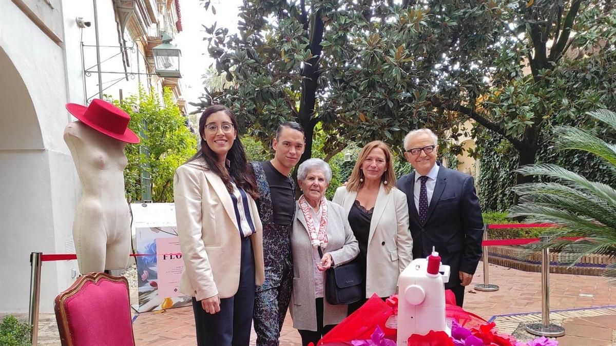 El presidente de la Diputación de Córdoba, Salvador Fuentes (dcha.), visita la zona de trabajo de José Perea en el Patio del Reloj del Palacio de la Merced.