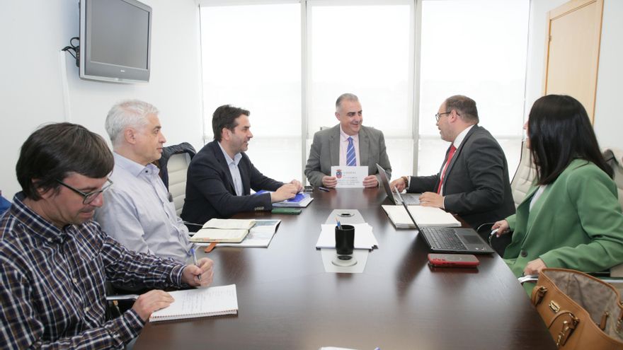 El consejero de Fomento, Vivienda, Ordenación del Territorio y Medio Ambiente, Roberto Media, se reúne con el comisionado del Corredor Atlántico, José Antonio Sebastián Ruiz