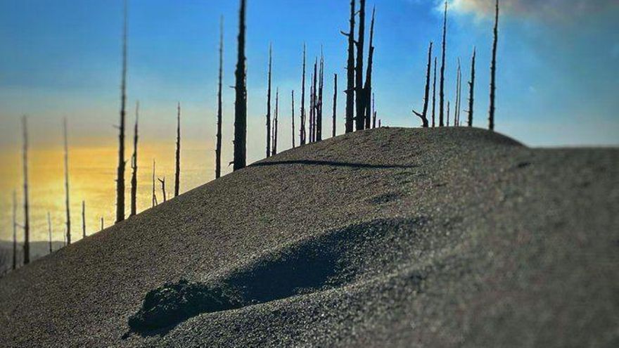 Impacto de una bomba volcánica sobre la ceniza. / FOTO: IGME
