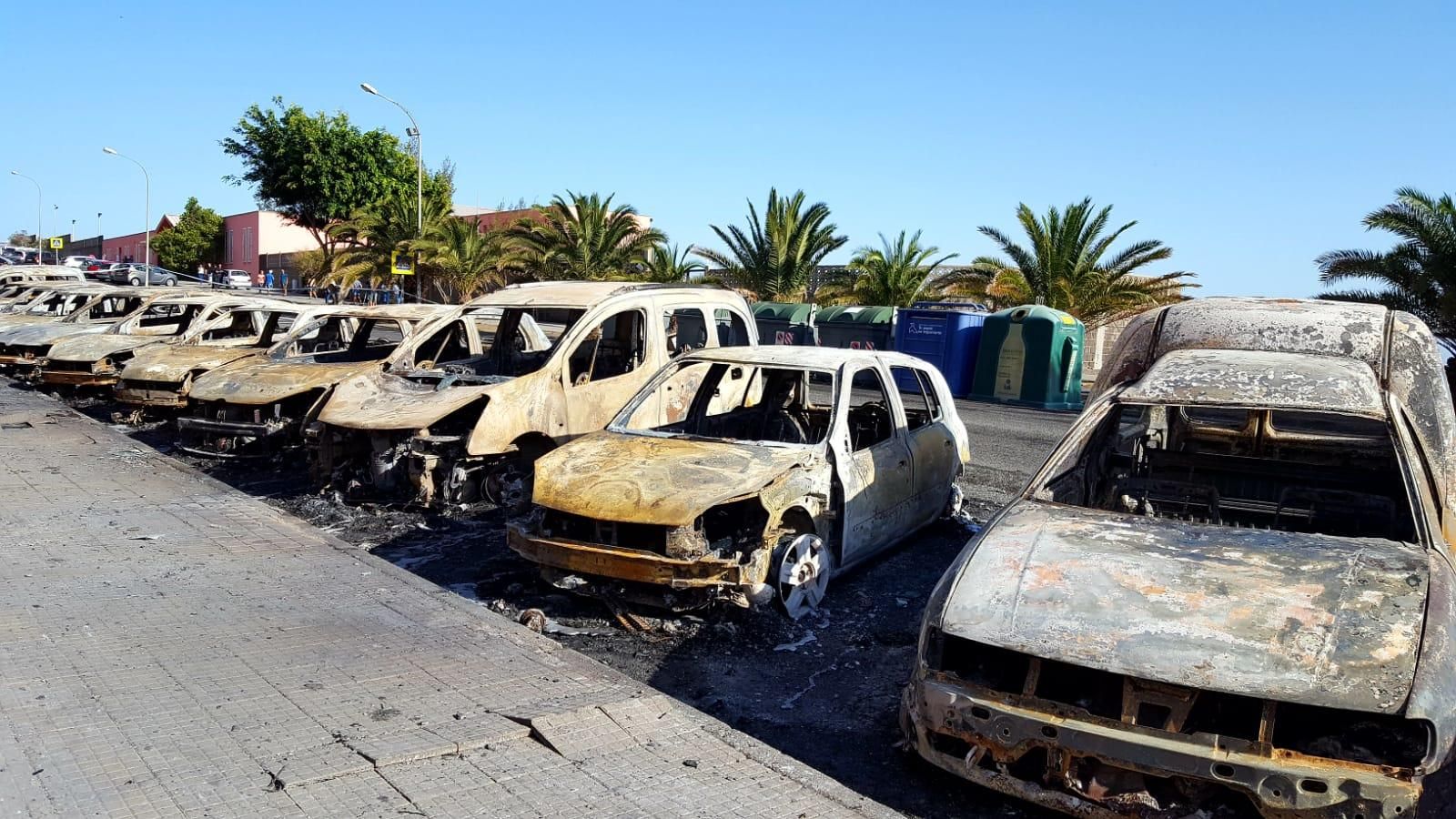 Vehículos calcinados en Jinámar