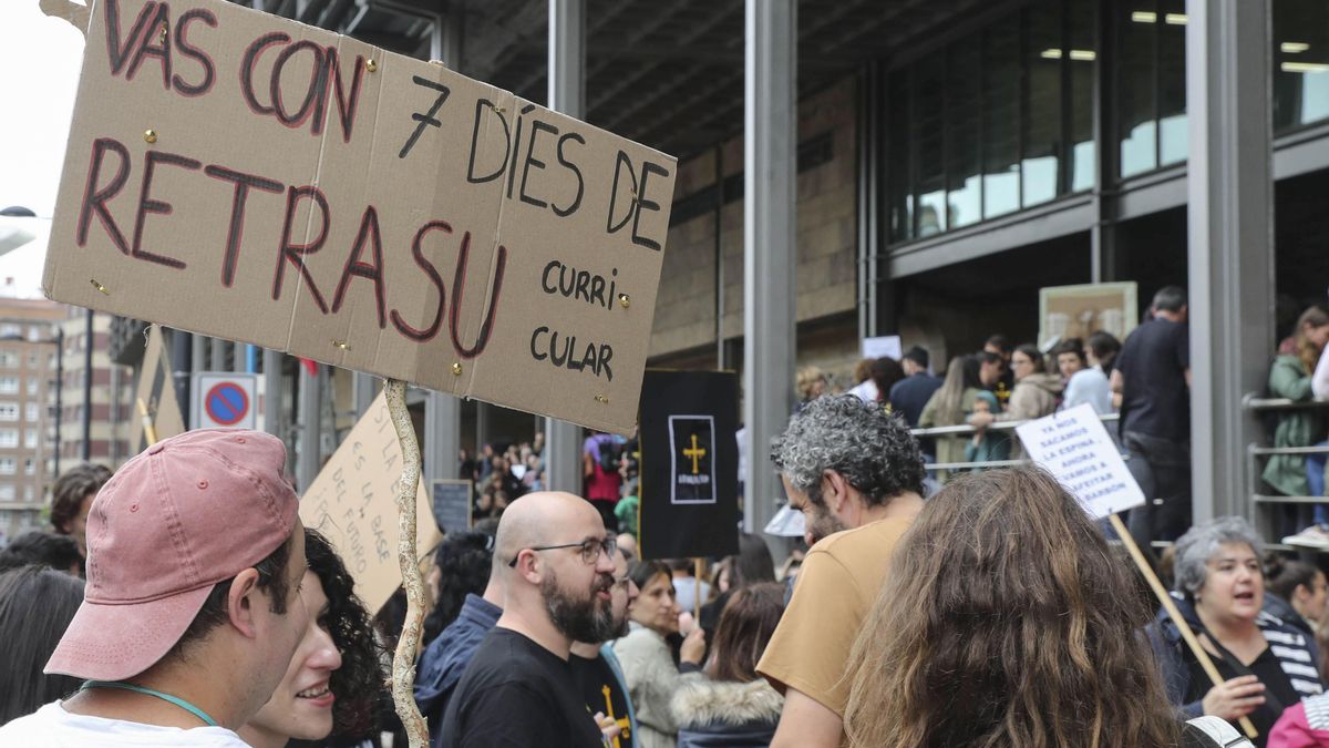 Los docentes se mantuvieron concentrados mientras se desarrollaba la reunión entre el Principado y los sindicatos. 