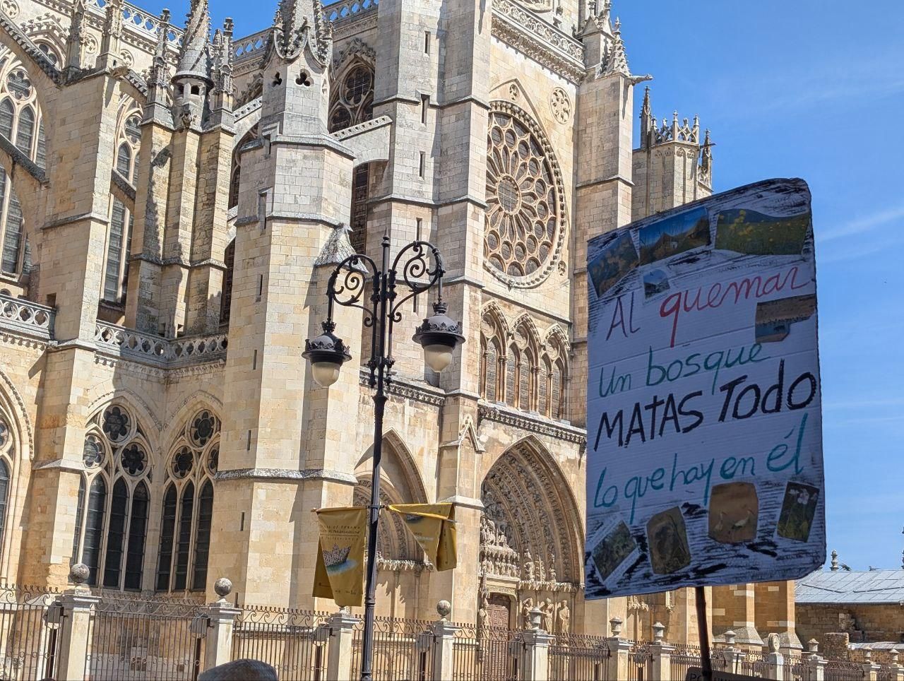 Protesta en León contra la gestión de la Junta de los incendios forestales de este verano.