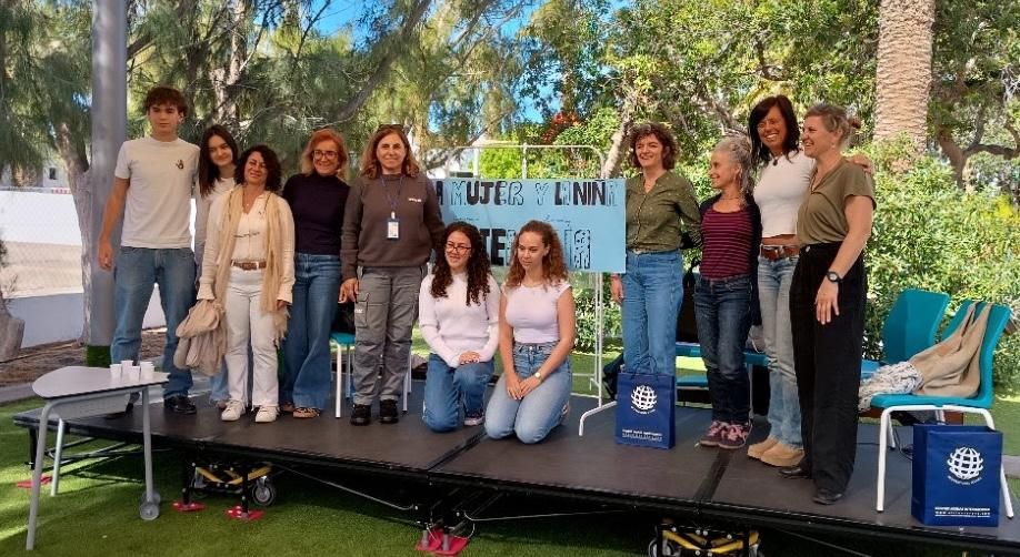 Juliana (quinta por la izquierda), en la jornada organizada en el Colegio Las Arenas Internacional con motivo del Día de la Mujer y la Niña en la Ciencia.