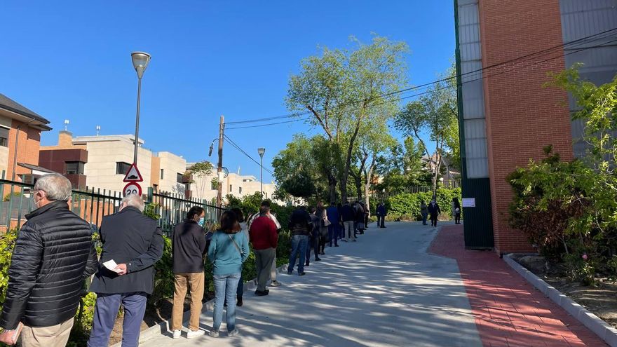 Colas de 100 personas en Pozuelo de Alarcón