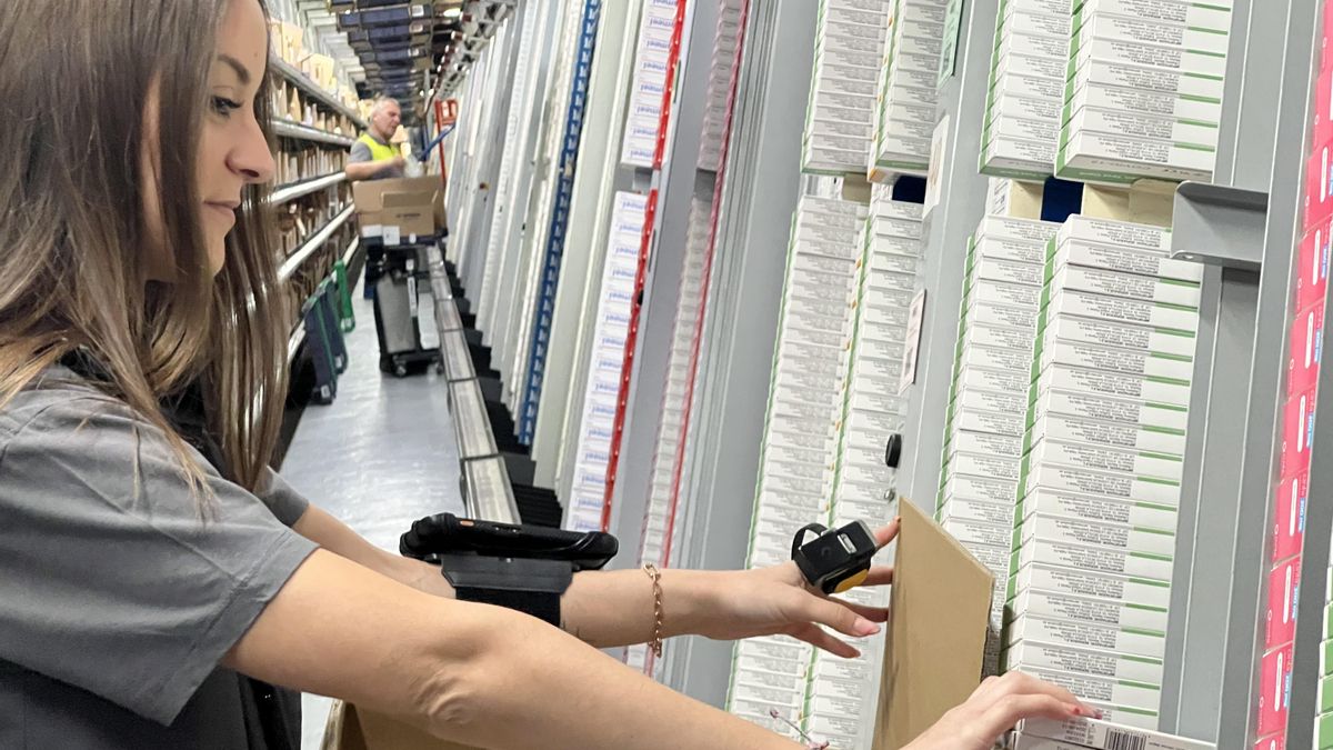 María trabajando en el almacén de Bidafarma en Sevilla