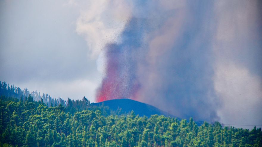 La lava sepultará carreteras en La Palma y creará una lluvia ácida al caer al mar
