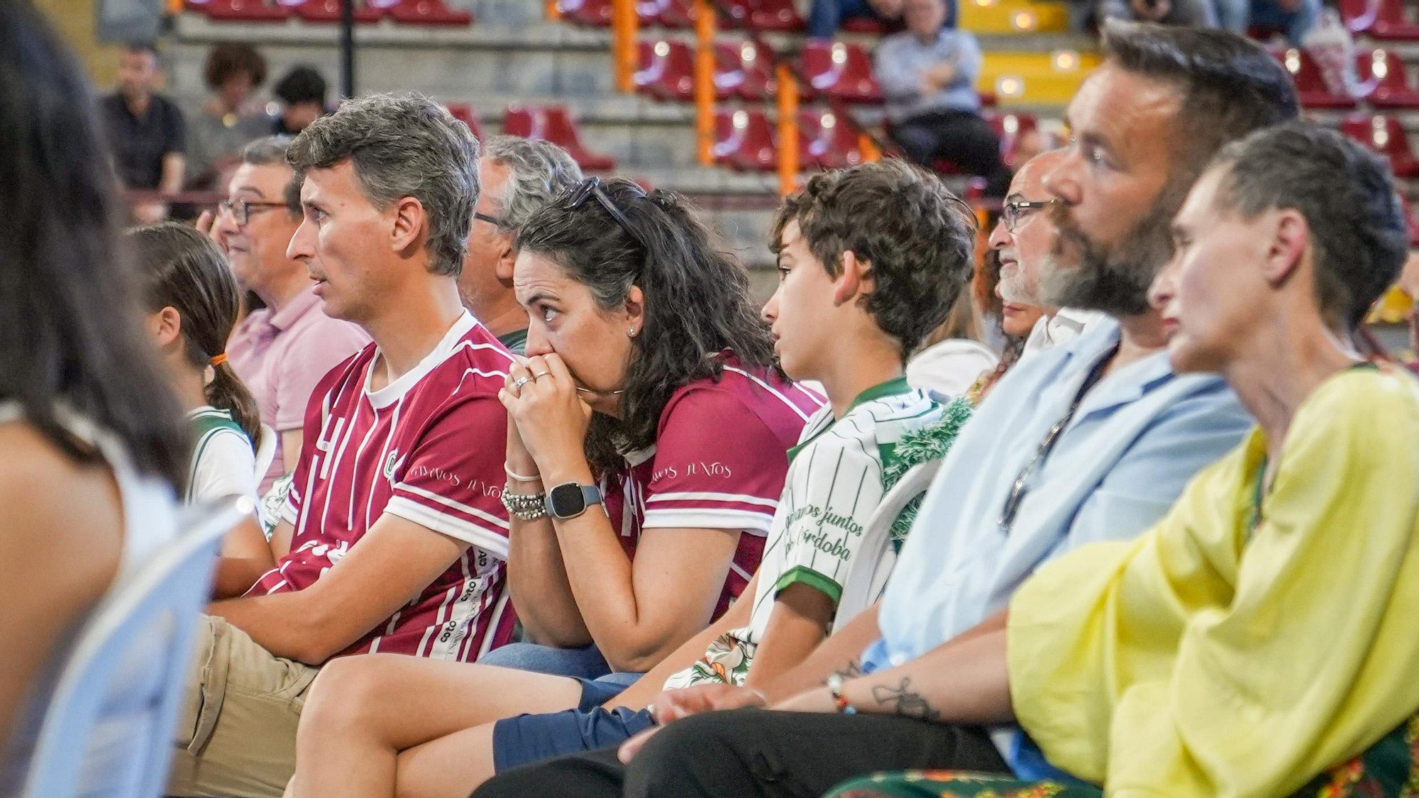 Aficionados del Coto Córdoba celebran frente a la pantalla gigante el ascenso de categoría