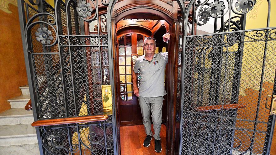 Al rescate de los ascensores centenarios de Barcelona: “Nos explican la historia de nuestra ciudad”