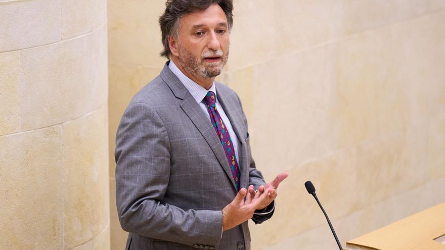 El Parlamento de Cantabria se reorganiza para encajar al diputado tránsfuga Cristóbal Palacio tras su salida de Vox
