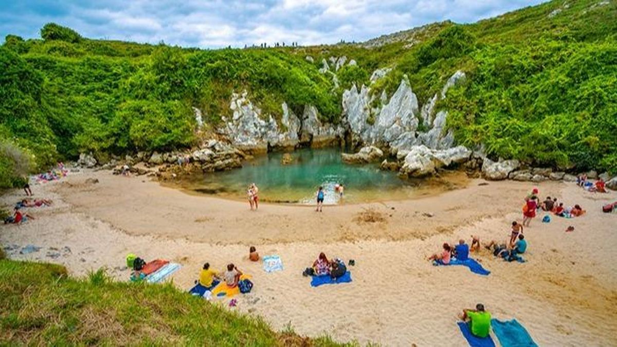 La particular playa de Gulpiyuri.