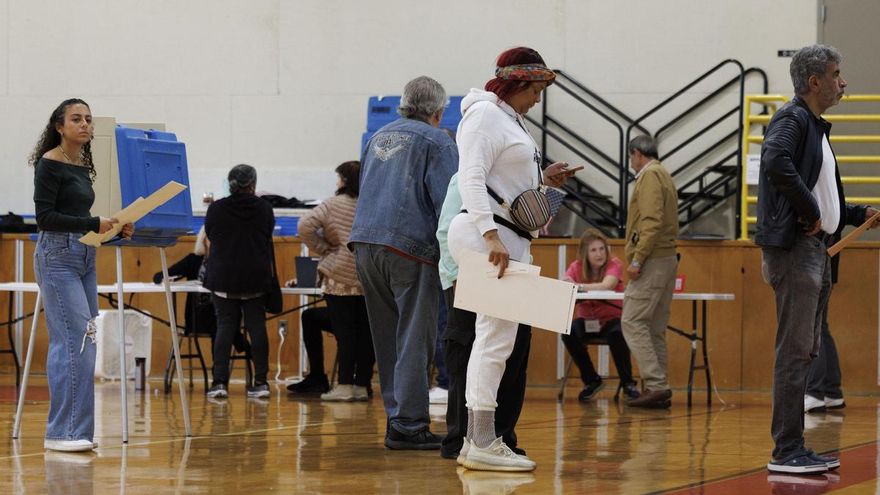 Votantes en Dearborn Heights, Michigan. El recuento es más lento en el conocido como muro azul, del que forman parte Michigan, Wisconsin y Pensilvania, porque las urnas están abiertas hasta más tarde y empiezan después con el voto por correo