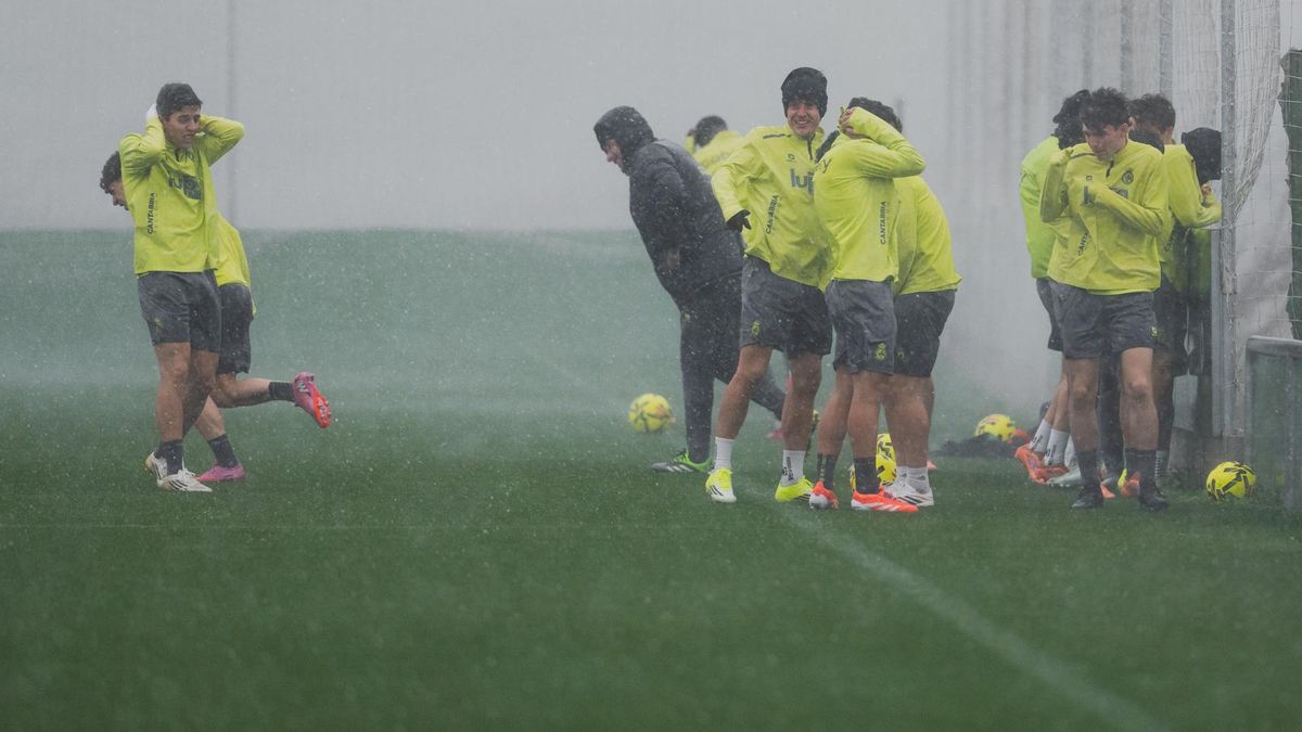 Entrenamiento del Racing en La Albericia bajo la tormenta.