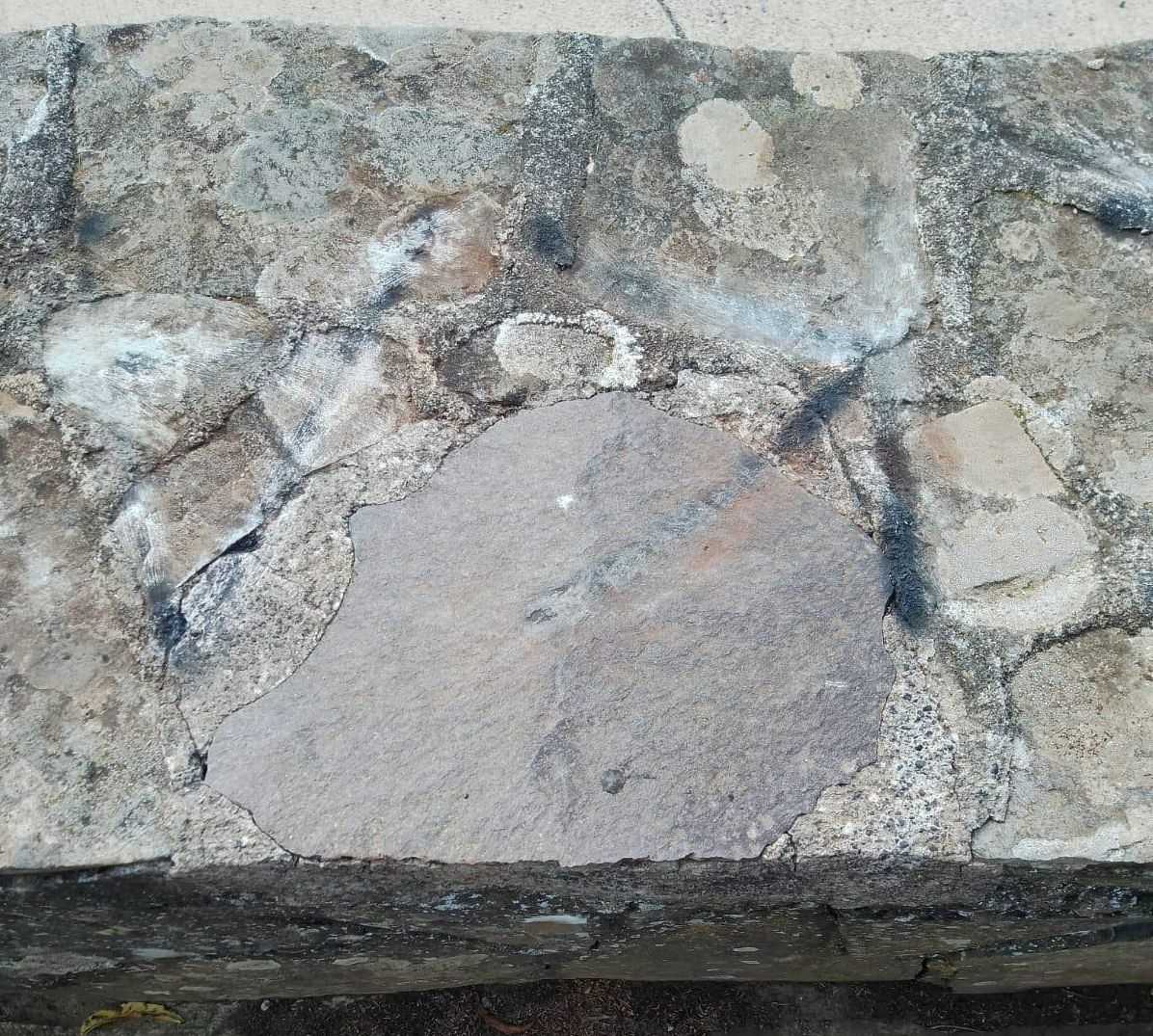 Muro del mirador del que han sido extraídas las rocas con figuras guanches.