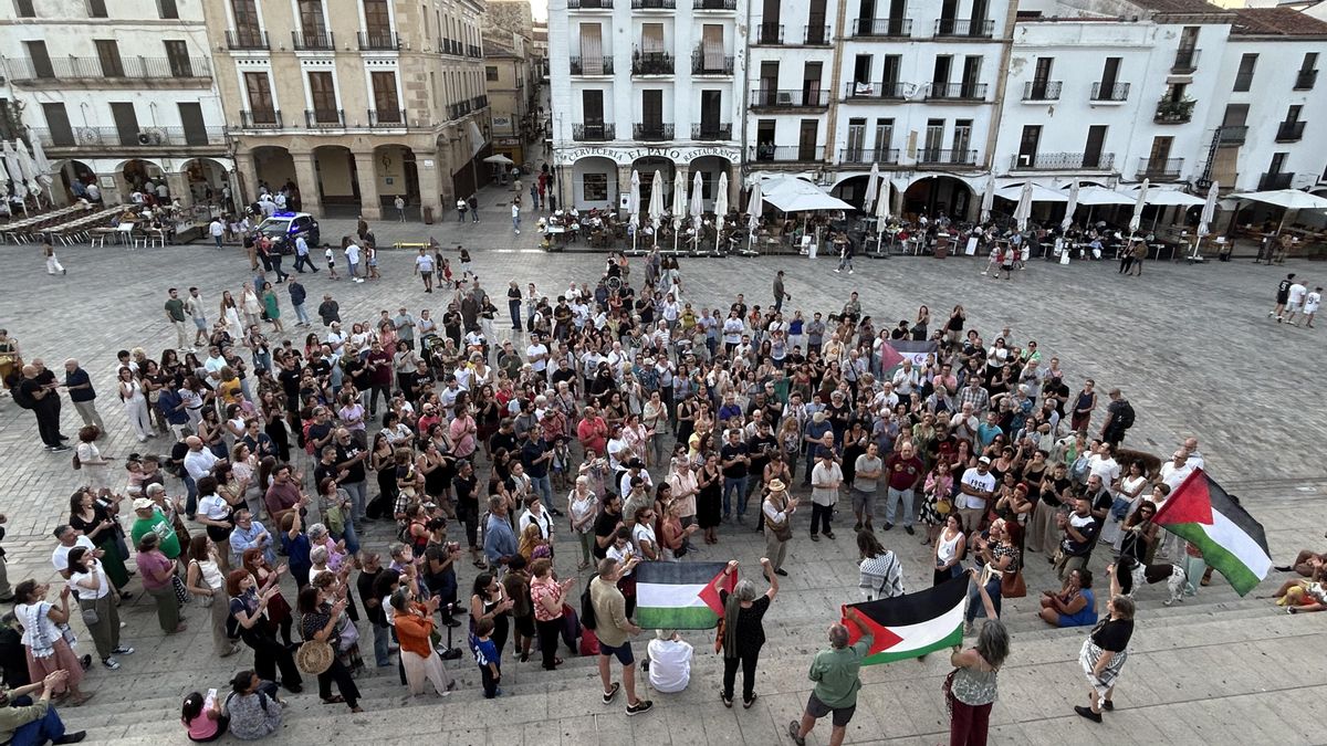 Cientos de personas se concentran en Cáceres en apoyo a la Flotilla de la Libertad para Gaza