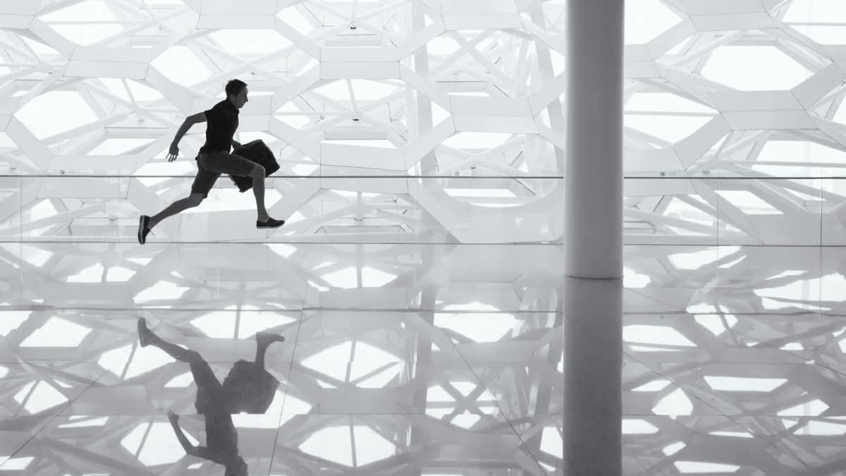 Por qué hay personas que siempre llegan tarde, según una psicóloga: “Hay quien se hace esperar para sentirse más especial”