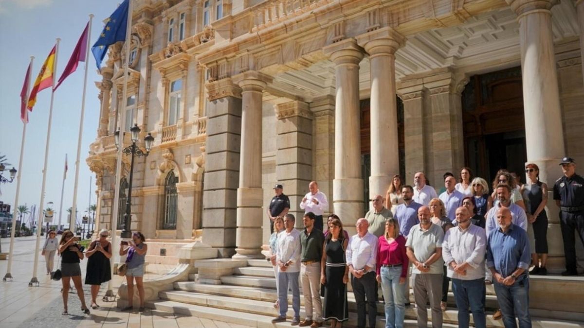 La alcaldesa de Cartagena, Noelia Arroyo, concejales, trabajadores municipales y vecinos han participado este miércoles en el minuto de silencio convocado por el Ayuntamiento para condenar el asesinato ayer de una mujer en El Algar.