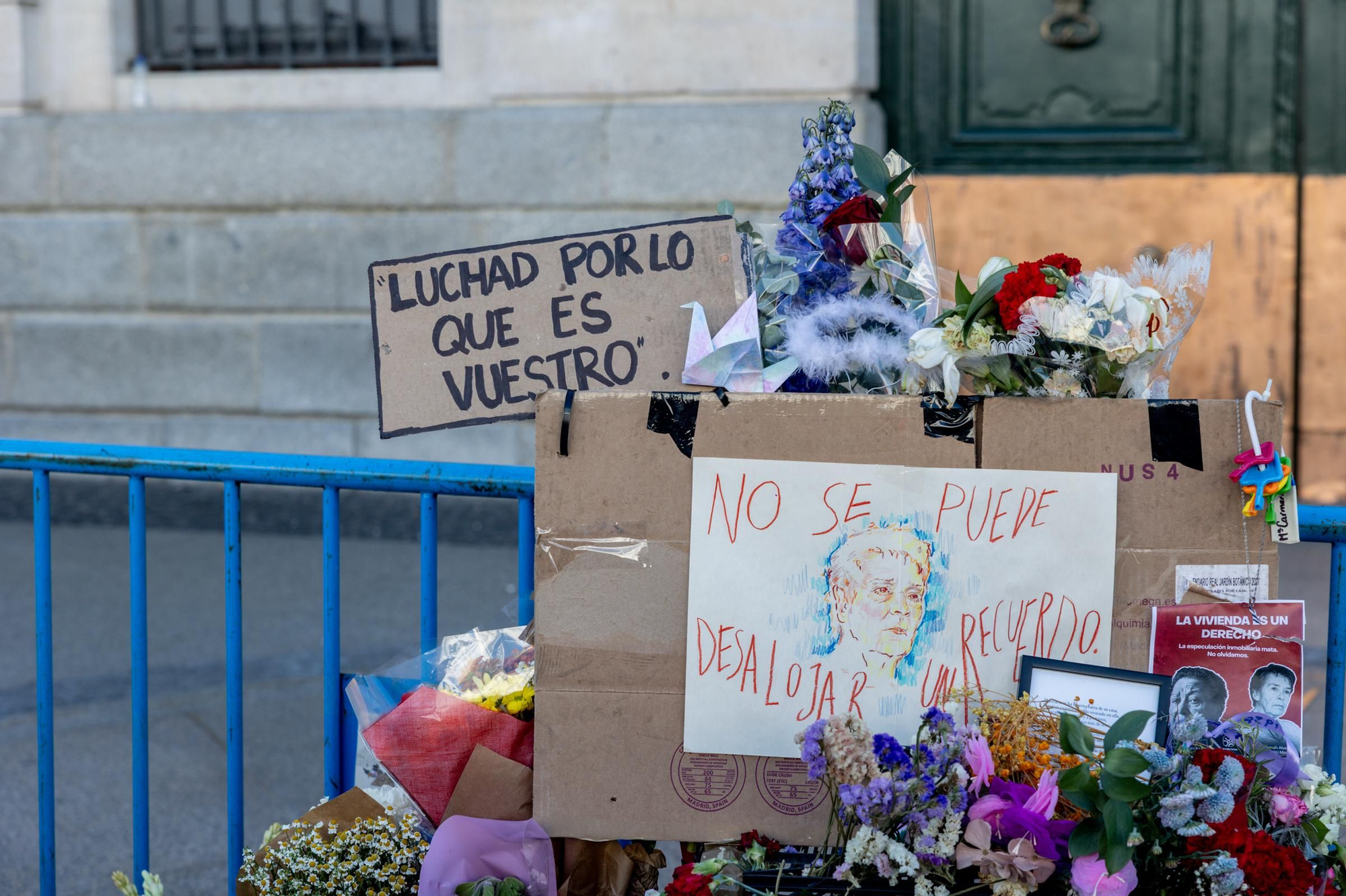 Detalle del altar improvisado en homenaje a Maricarmen en la acampada de Sol