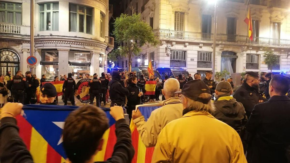 Imagen de la concentración frente a la Jefatura de la Policía Nacional