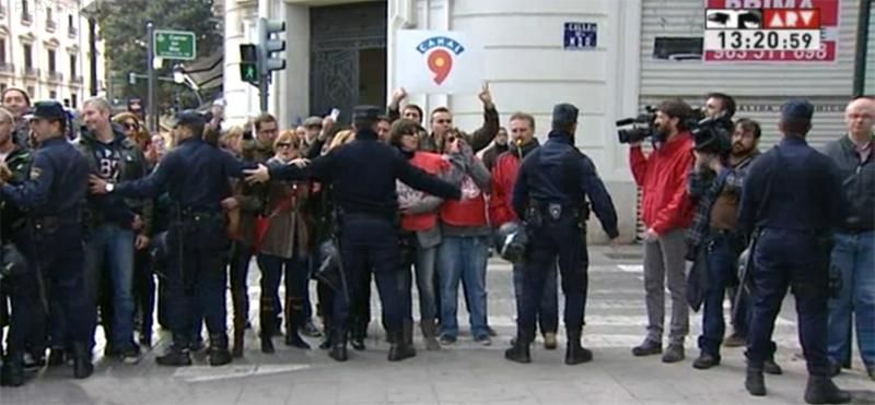 Los trabajadores de RTVV protestan ante la sede de Fundación Bancaja en presencia de Alberto Fabra/lasexta