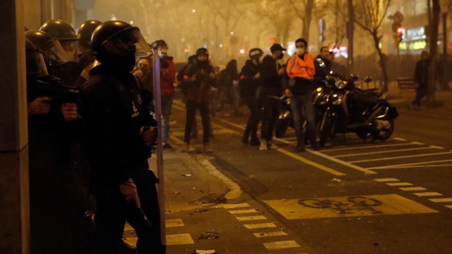 Varios Mossos durante una concentración en apoyo a Pablo Hasél, el rapero condenado a 9 meses de prisión por enaltecimiento del terrorismo e injurias a la corona, este martes en Barcelona. EFE/Toni Albir
