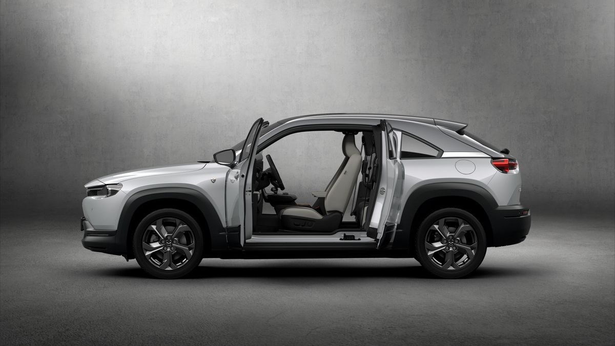 El Mazda MX-30 es atípico también en su carrocería de puertas enfrentadas.