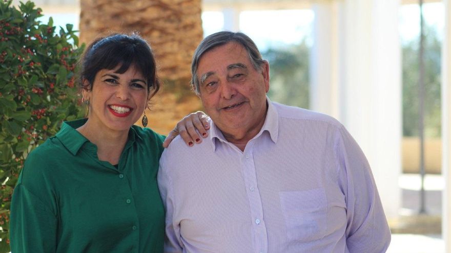Archivo - La portavoz de Adelante Andalucía, Teresa Rodríguez, junto al candidato de su partido a la Alcaldía de Algeciras, Rafael Fenoy, en una imagen de archivo.
