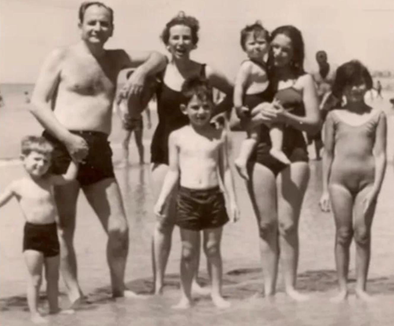 Los Gerchunoff en una foto familiar en la playa previa a la dictadura argentina.