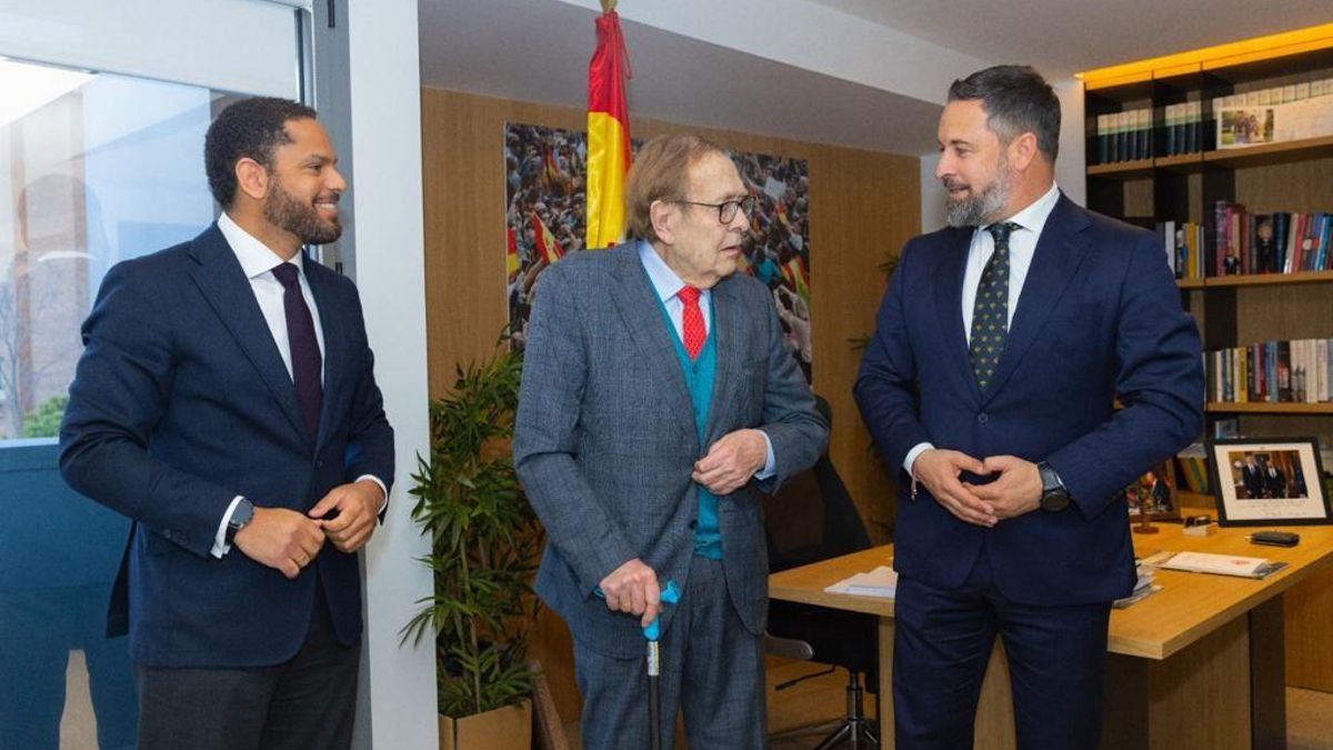 Ramón Tamames con los dirigentes de Vox Ignacio Garriga y Santiago Abascal