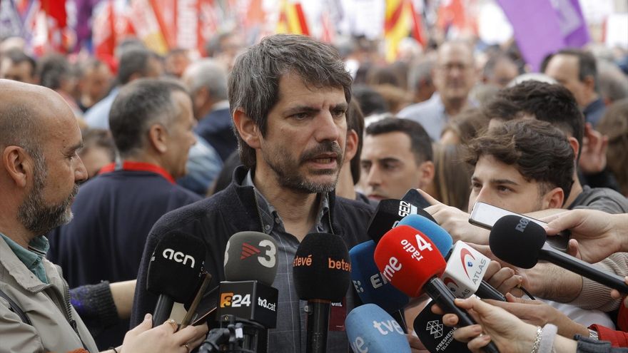 El ministro de Cultura, Ernest Urtasun, en la manifestación por el Día del Trabajador, a 1 de mayo de 2025, en Barcelona.