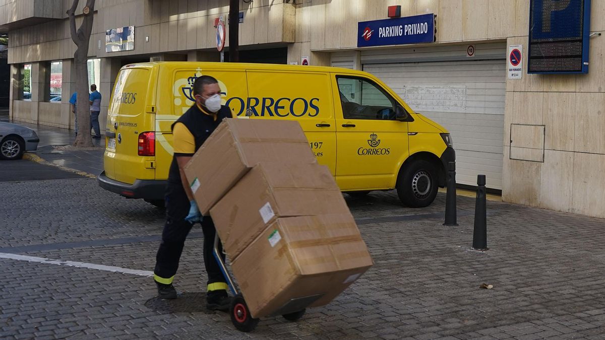 Trabajador de Correos con mascarilla.