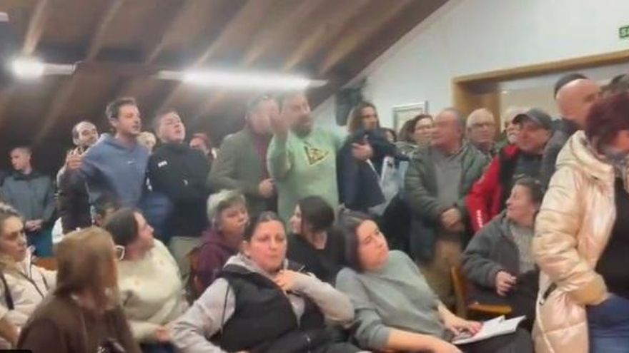 Tensión, gritos y "faltas de respeto" en el pleno de Cartes contra el centro de acogida de menores migrantes