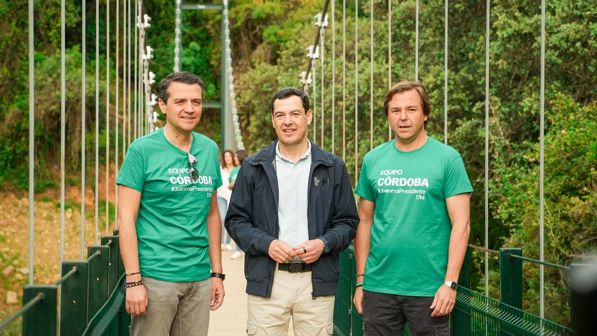Juanma Moreno recorre el sendero de la fase 3 del Cinturón Verde de Córdoba junto a representantes del PP andaluz