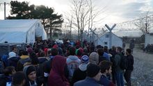 Decenas de refugiados en el campo de Idomeni. | Alfonso Font