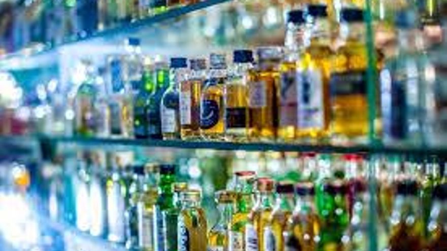Botellas de licor en la estantería de un bar.