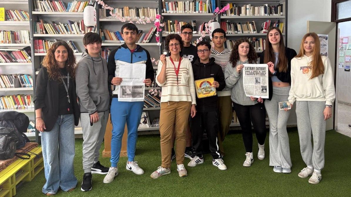 Alumnos de un instituto de Santander 'descubren' en su biblioteca la cápsula del tiempo que enterró la escritora Concha Espina hace más de un siglo
