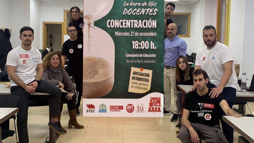 La Junta de Personal Docente denuncia el endurecimiento de condiciones de su encierro en el Gobierno de Cantabria: "Nos quieren sacar de aquí"