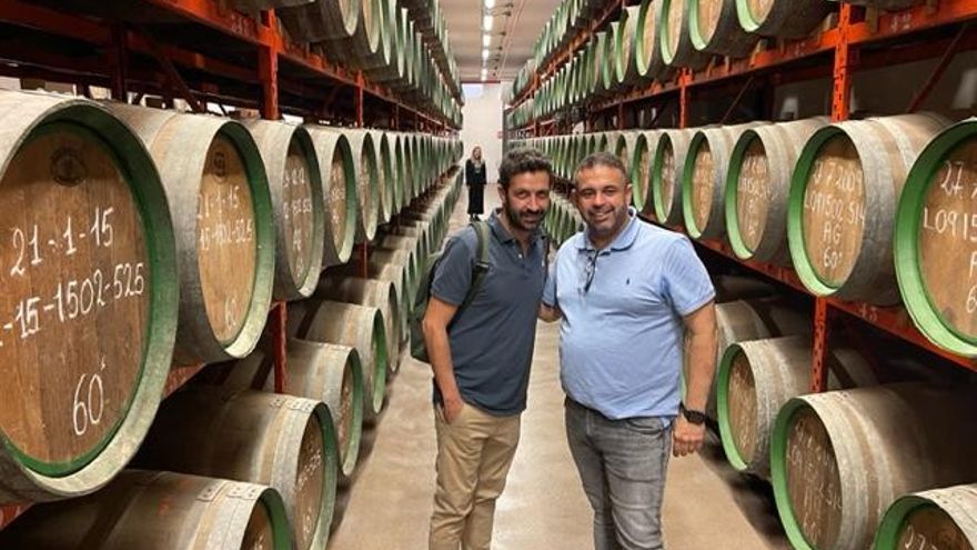 Ivan Cerdeño y Juan Carlos Padrón en la destilería Arehucas