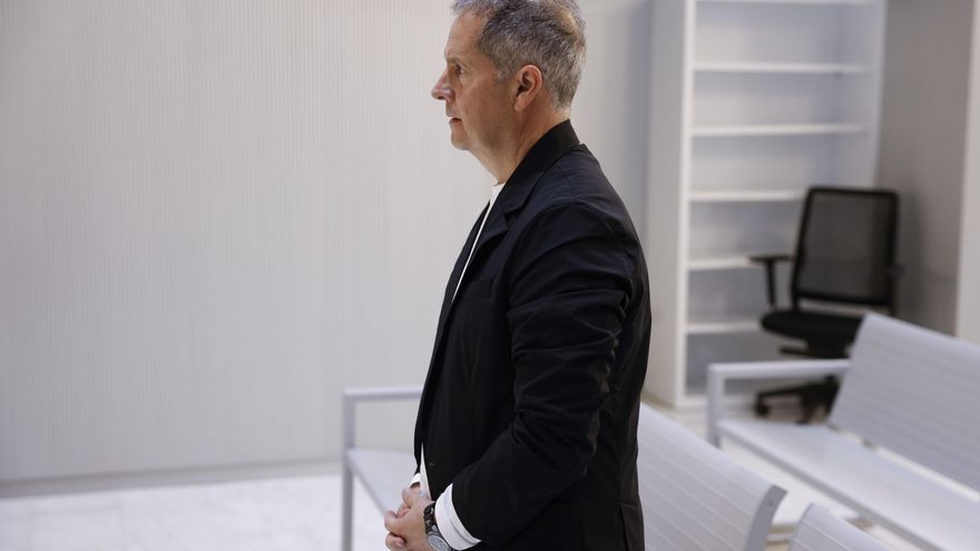 El exedil marbellí Carlos Fernández, que se entregó la pasada semana tras casi 20 años huido, ratifica este miércoles en la Audiencia Nacional el pacto alcanzado con la Fiscalía por el que acepta el pago de un multa para saldar su juicio por el caso Saqueo II del Ayuntamiento de Marbella. EFE/ Chema Moya //POOL//